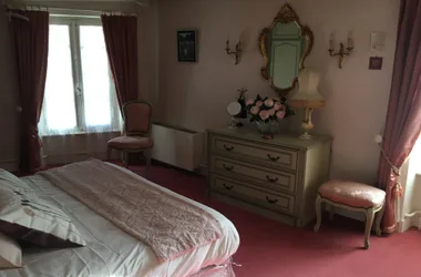 La très grande chambre rose (lit en 160)