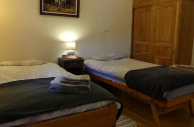 Dormitorio con 2 camas simples
