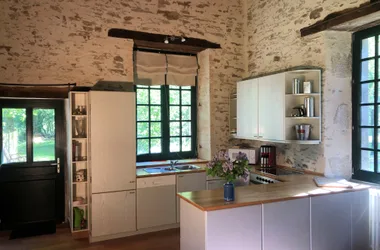 Chateau-de-la-Preuille-Le-Pressoir-Gite-equipped kitchen