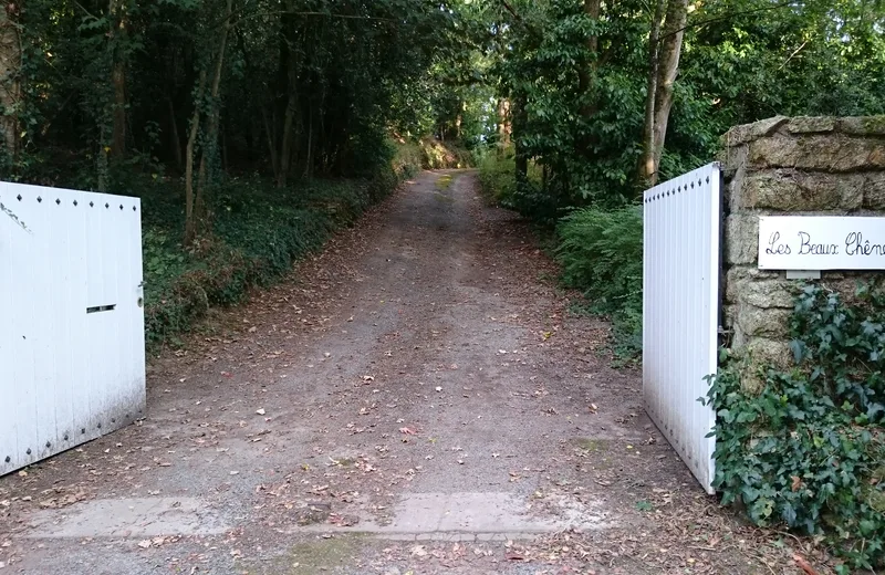 Entrance to the park - Path in the heart of the woods - Les Beaux Chenes