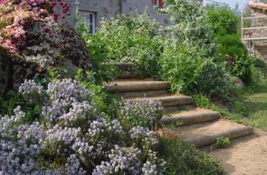 La-escalera-del-jardín-gîte-des-2-Pat’