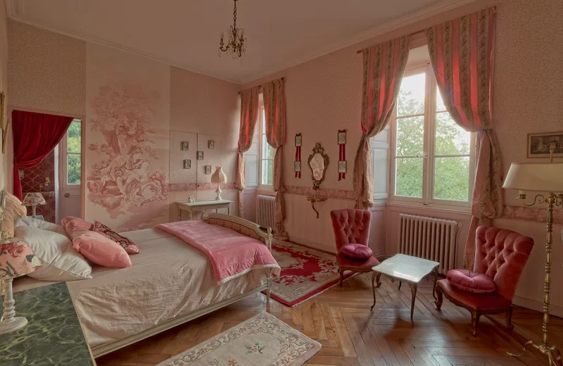 ChateauHallay_romantic_room_2