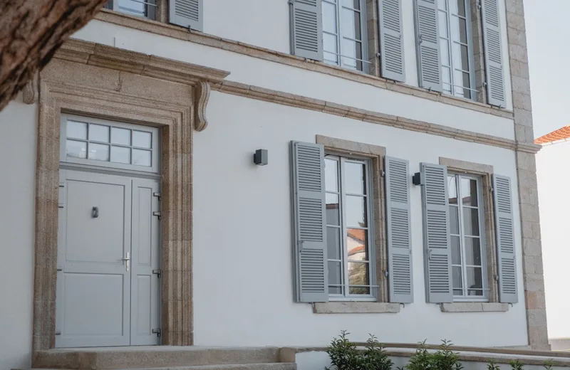 villa-metis-exterior-puerta-arbol-ventana
