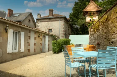 chateau_des_tourelles_gite_exterieur_terrasse_vue_gite_2_3