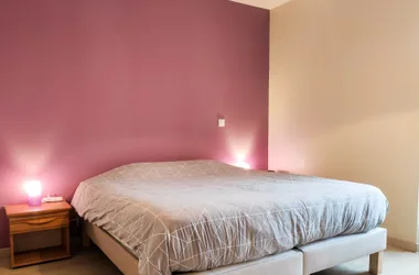 cottage-6-people-purple-room-double-bed-1