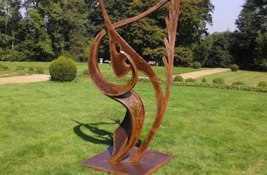 una-nueva-escultura-de-Francois-Lavrat-en-el-parque-del-chateau-de-la-Flocelliere