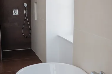 villa-metis-dormitorio-kekova-baño-ducha-bañera