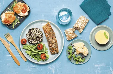 Plato de comida de Mykonos pavimentado con salmón ahumado