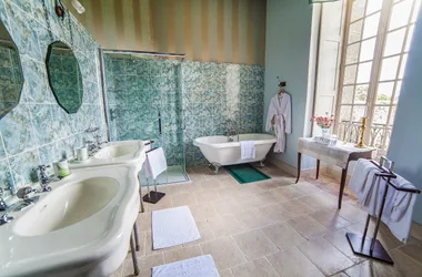 bathroom of the Medieval suite