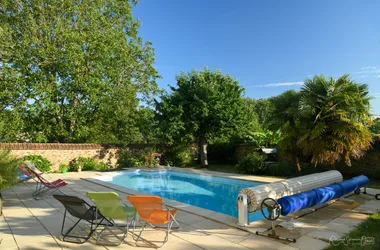 the garden and swimming pool of the property