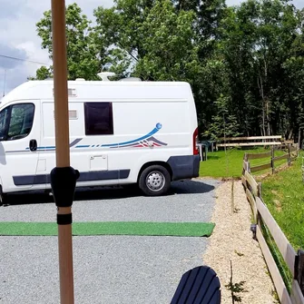 AIRE DE STATIONNEMENT CAMPING-CAR – L’ATELIER DE LA GARE – SIGOURNAIS