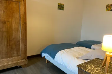 habitación con camas individuales en la suite longère vista desde la habitación con camas dobles