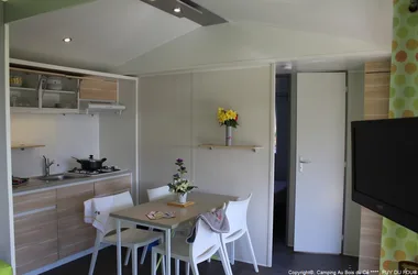 Camping Au Bois du Cé, PUY DU FOU® Mobil Home 4 personas. 29.20 m² Salón Cocina @