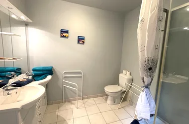 wide shot bathroom