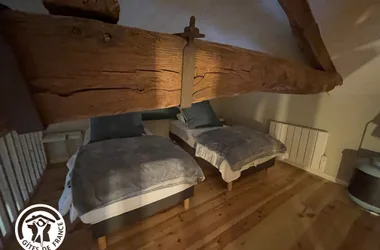 sleeping area on the mezzanine (2 twin 90cm beds), on the slope and with exposed beam crossing_5