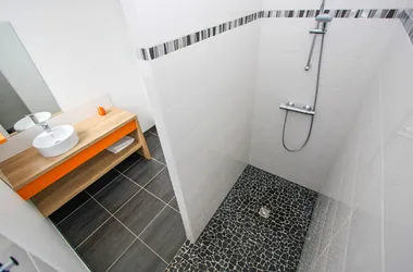 Bathroom with walk-in shower and 1 sink