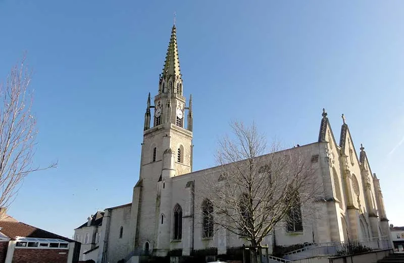 iglesia-saint-pierre-chantonnay-85-pcu